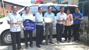 Trao tặng xe chuyển bệnh cho UBND xã Phú An (Phú Tân)